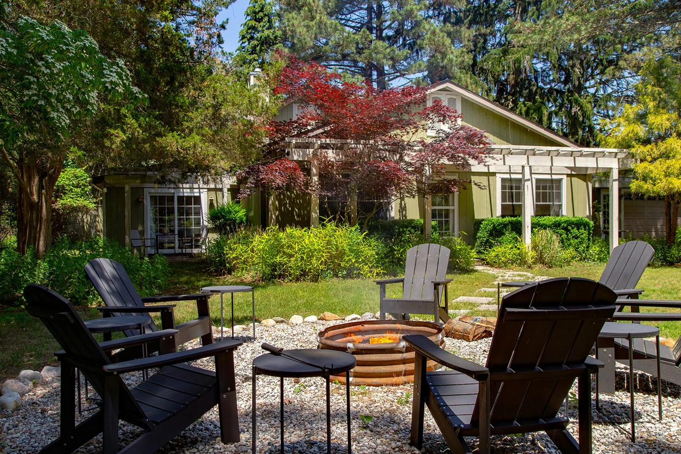 Mulberry Pines cottage exterior with front yard and fire pit